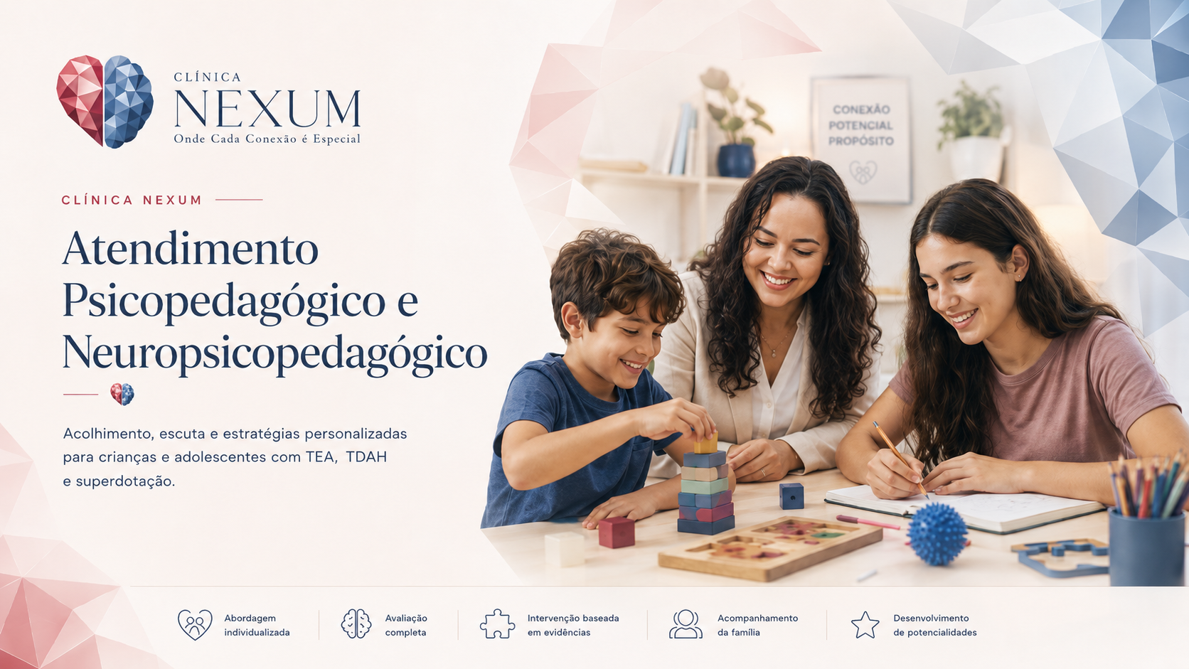 Especialista da Clínica Nexum acompanha crianças em atividades psicopedagógicas